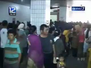 Warga Berdesakan Demi Jatah KJP