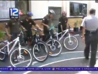 Polisi Berpatroli dengan Sepeda 