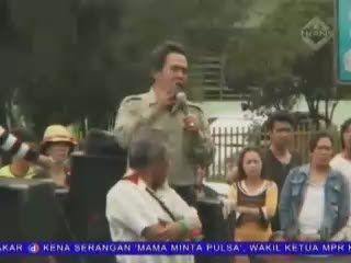 Diduga Selingkuh, Bupati Dituntut Mundur