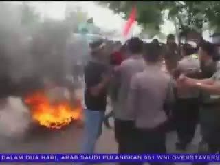 Demo Mahasiswa di Depan Kantor KPU Ricuh