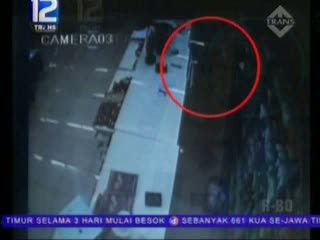 Aksi Perampok Minimarket Terekam CCTV