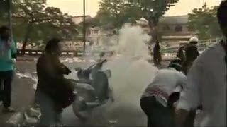Pendemo Duduki Halaman Kantor Perdana Menteri Yingluck
