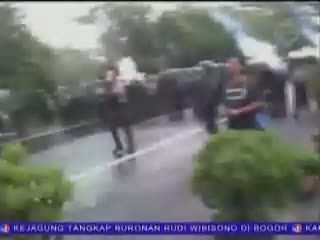 Polisi Bubarkan Buruh yang Blokir Jalan Tol