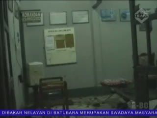 Massa Rusak Pos TNI AL dan Bakar Kapal