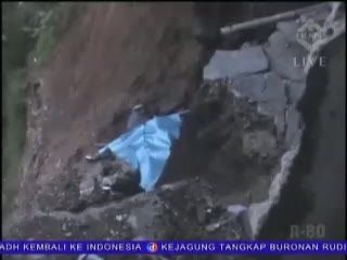 3 Rumah di Bantaran Sungai Ambruk