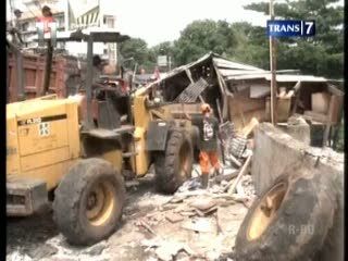 Lapak di Tanggul Dibongkar, Pedagang Mengamuk