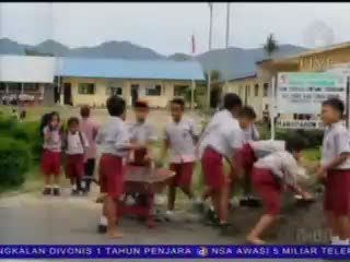 Siswa Disuruh Membangun Ruang Kelas Sekolah