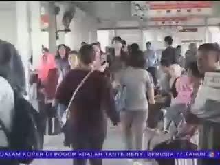 Busway Mogok, Shelter Penuh Penumpang