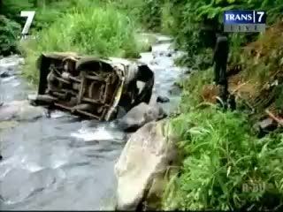 Bus Pengantin Terjun ke Jurang, 1 Tewas
