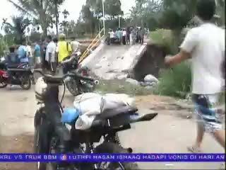 4 Jembatan Ambruk Akibat Banjir Bandang