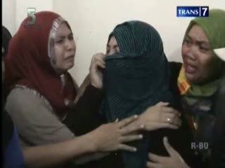 Histeris, Ibu Cari Putri Korban Kecelakaan KA