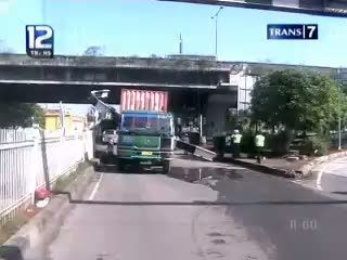 Kontainer Terjebak, Terobos Palang Pintu Kontainer Terjebak, Terobos Palang Pintu