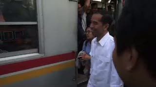Tinjau Lokasi Kecelakaan, Jokowi Hilir Mudik Naik Kereta Api Ekonomi