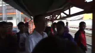 Sambil Menunggu Kereta, Jokowi Janji Kurangi Kecelakaan Kereta