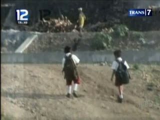 Jembatan Putus, Siswa Turuni Tebing