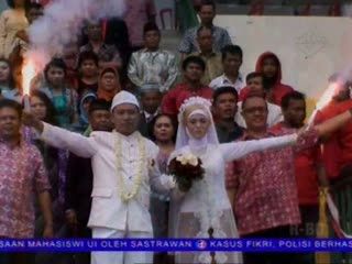 Pasangan Suporter Menikah di Stadion