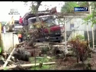 Adu Balap, 2 Truk Tabrakan