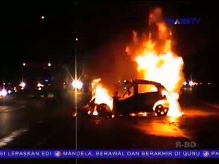 Mobil Sedan Terbakar di Jalan Tol Dalam Kota