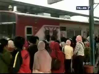 Transportasi Massal dengan KRL Bekas Jepang