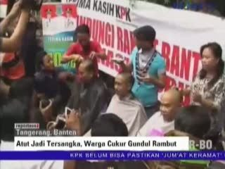Atut Jadi Tersangka, Warga Gunduli Rambut