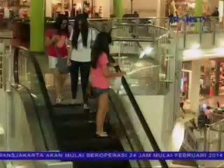 Hujan Permen Sambut Natal dan Tahun Baru