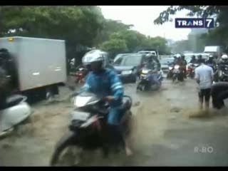 Tanah Longsor Timbun Jalan, Warga Terisolir