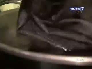 Limbah Jeans Birukan Sungai