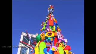 Pohon Natal Ini Terbuat dari Ribuan Mainan