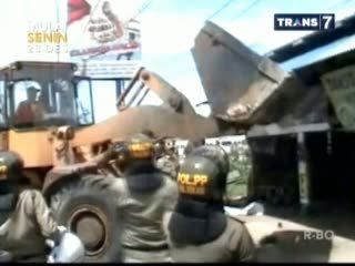 Eksekusi Bangunan Liar Diwarnai Bentrokan