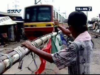 Perlintasan KA Swadaya di Tengah Kota
