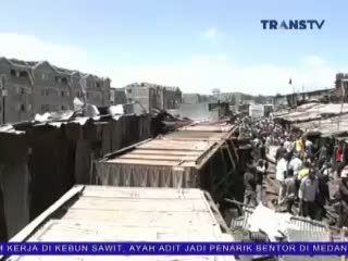 Kereta Kargo Tergelincir Menabrak Rumah