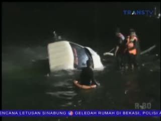 Dermaga Runtuh, 4 Mobil dan Puluhan Motor Tenggelam