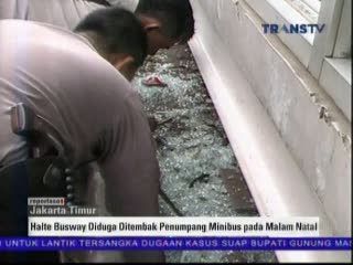 Olah TKP Pengrusakan Halte Busway Raden Intan