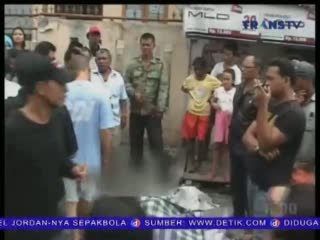 Mengenaskan! Pria Tewas Tergeletak di Pinggir Jalan