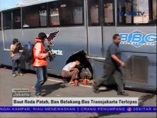 Roda Bus Transjakarta Terlepas di Jalan