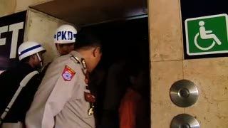 Pasca Kebakaran, Petugas Kebersihan Terjebak di Dalam Lift Stasiun Gambir