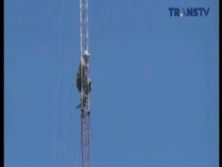 Seorang Pemuda Nekat Memanjat Tower Pertamina
