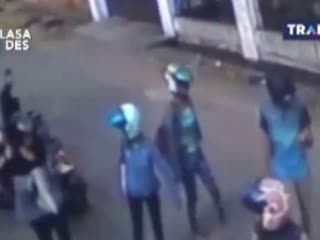 Komplotan Perempuan Pencuri Sandal Terekam CCTV Saat Beraksi