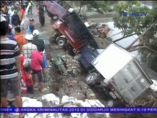 Tanah Longsor, 4 Kendaraan Terperosok Saat Parkir