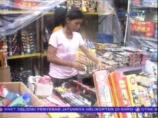 Pasar Gembrong Dipadati Penjual dan Pembeli Petasan