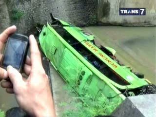 Bus Terguling, 3 Tewas