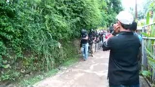 Aksi Densus 88 Geledah Rumah Dayat Kacamata