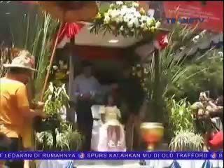 9 Anak Berambut Gimbal Jalani Ritual Potong Rambut