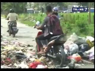 Sembarang Buang, Ruas Jalan Tertutup Sampah