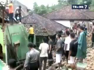 Tertimpa Longsor, Bocah Selamat