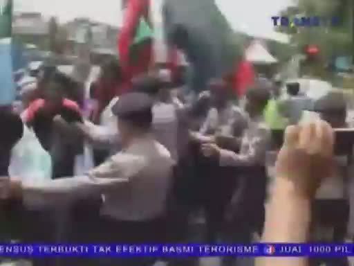 Aksi Menolak Kedatangan SBY Ricuh