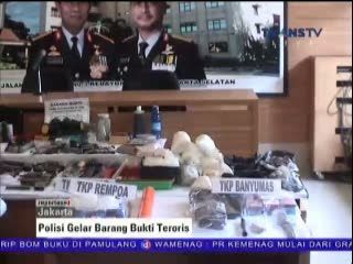 Polisi Gelar Barang Bukti Teroris Ciputat