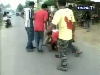 Polisi Gulat dengan Pencuri