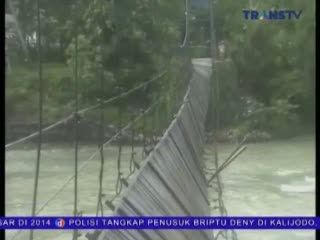 Jembatan Gantung Ambrol, Warga Lintasi Sungai