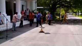 Presiden SBY Wakili Rakyat Indonesia Angkat Tropi Asli Piala Dunia